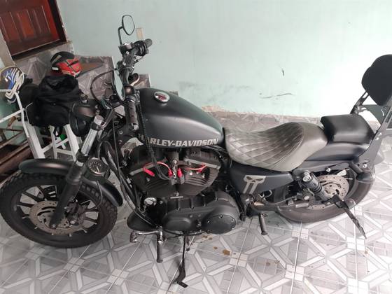HARLEY-DAVIDSON SPORTSTER XL 883 R 